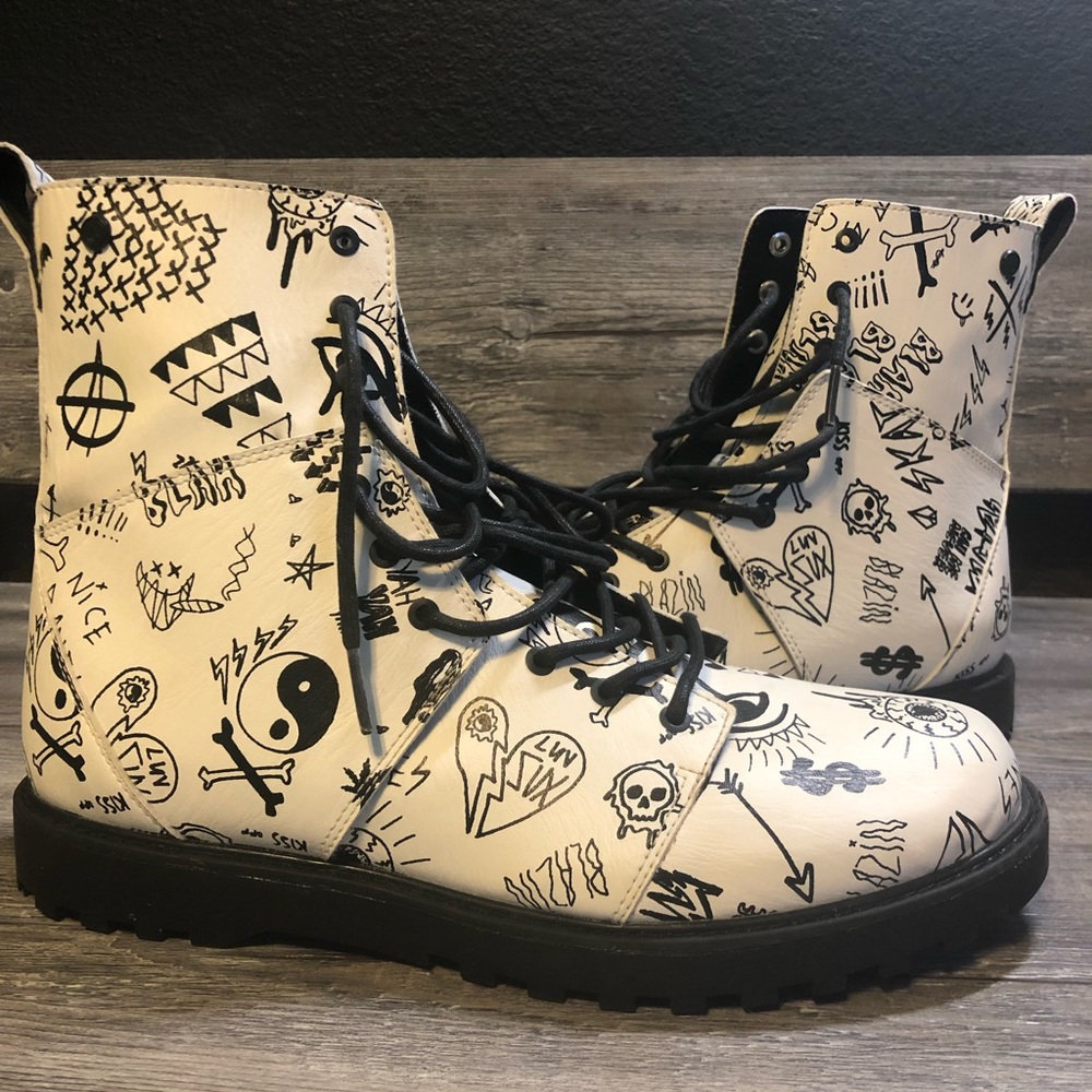 Volcom Go Figure Combat Doodle Boot. 9.5 - image 1